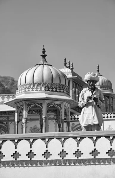 Hombre indio en el Palacio Sisodia Rani Ka Bagh —  Fotos de Stock