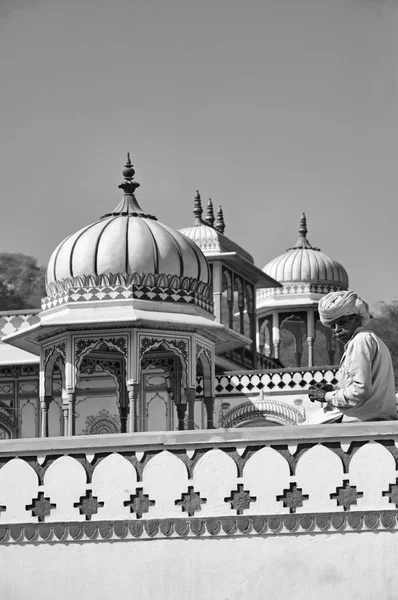 Homem indiano no Palácio Sisodia Rani Ka Bagh — Fotografia de Stock