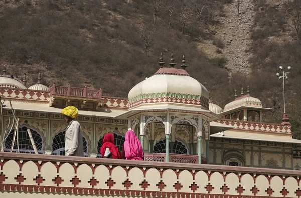 Gente india en el palacio de Sisodia Rani Ka Bagh — Foto de Stock