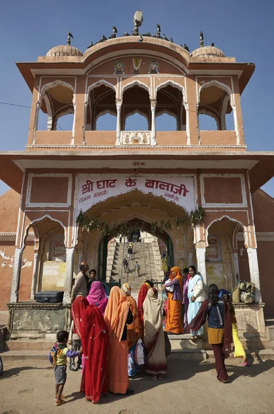 Indiska folket vid ingången av ett hinduiskt tempel — Stockfoto