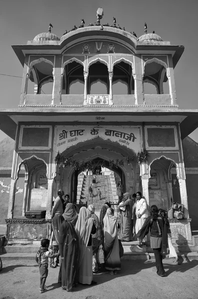 Indianer am Eingang eines hinduistischen Tempels — Stockfoto