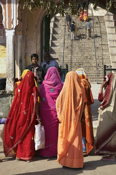 Indian people at the entrance of a Hindu Temple — Stock Photo, Image