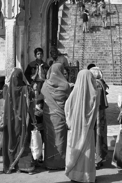 Peuple indien à l'entrée d'un temple hindou — Photo