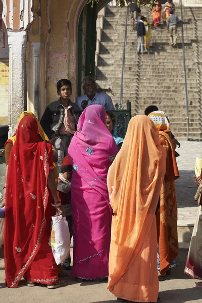 Indické lidí u vchodu hinduistický chrám — Stock fotografie