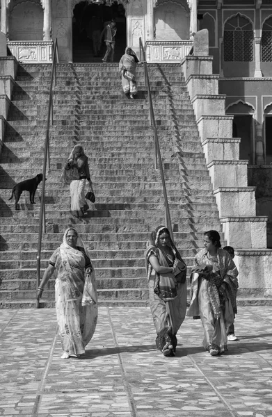 Indian people at the entrance of a Hindu Temple — Stock Photo, Image