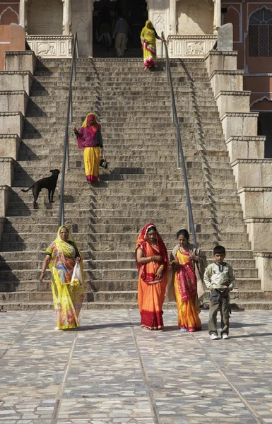 Indian people at the entrance of a Hindu Temple — Stock Photo, Image