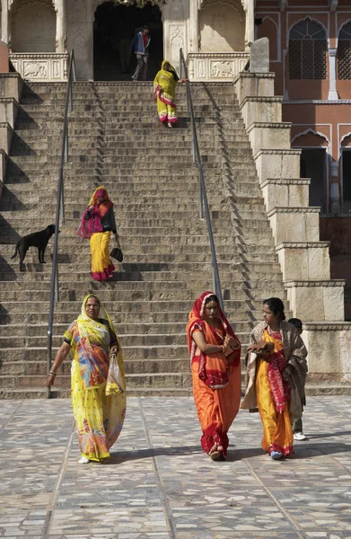 Povo indiano na entrada de um templo hindu — Fotografia de Stock