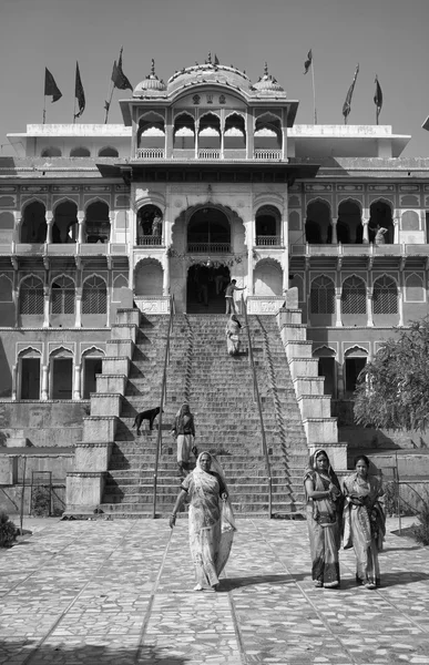 Indische mensen bij de ingang van een hindoe tempel — Stockfoto