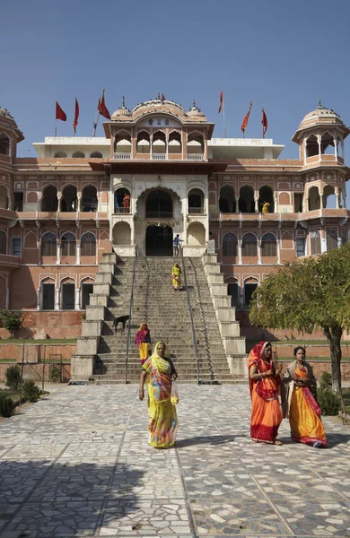 Povo indiano na entrada de um templo hindu — Fotografia de Stock