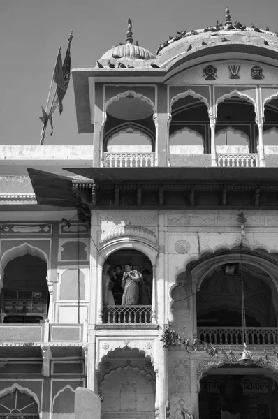 Indisk kvinna vid ett hinduiskt tempel — Stockfoto