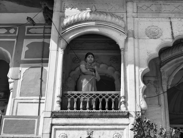 Mulher indiana em um templo hindu — Fotografia de Stock