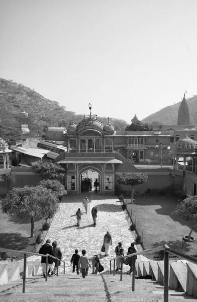 Индийцы у входа в индуистский храм — стоковое фото