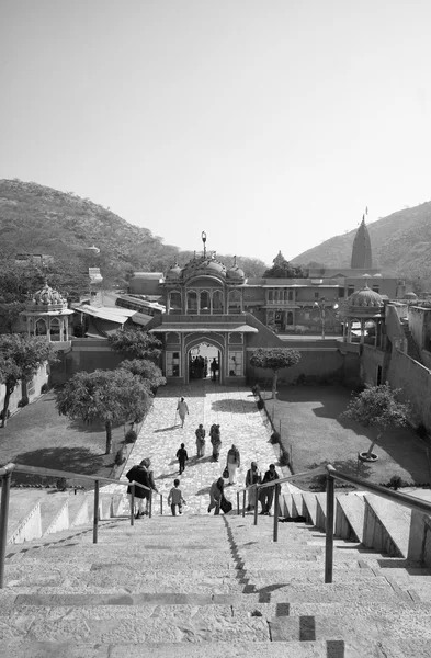 Indian people at the entrance of a Hindu Temple — Stock Photo, Image