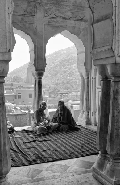 Indian women in a hindu temple — Stock Photo, Image