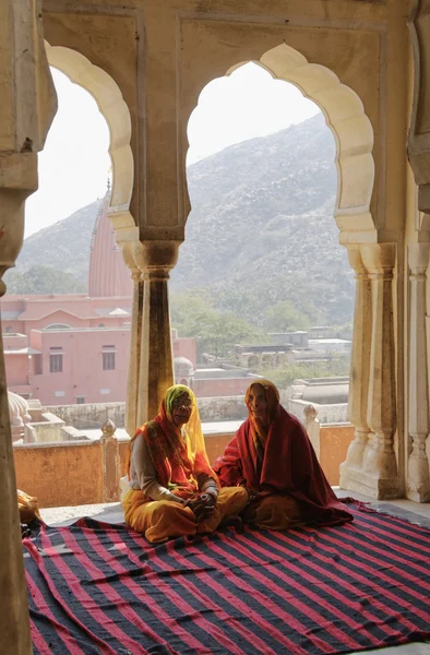 Индийские женщины в индуистском храме — стоковое фото