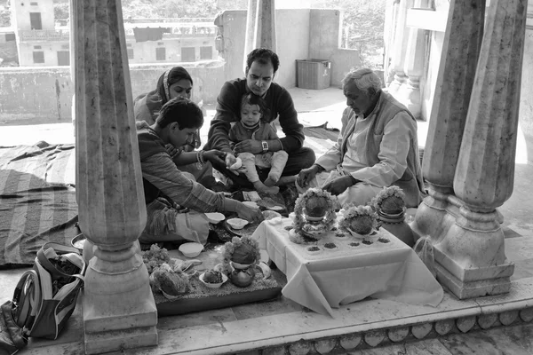 Rodzina Indian w hinduistycznej świątyni — Zdjęcie stockowe
