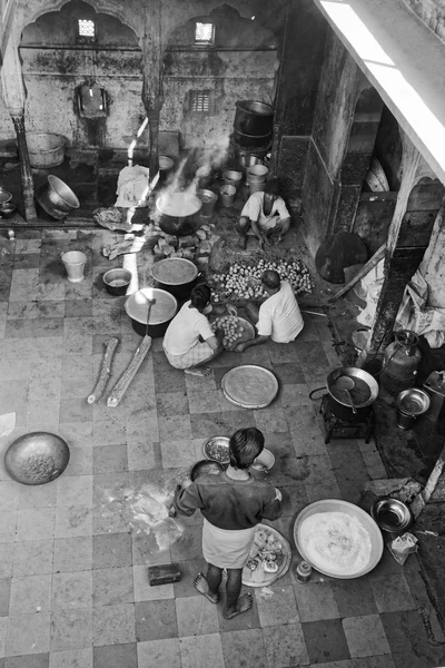 Indian men cooking potatoes — Stock Photo, Image
