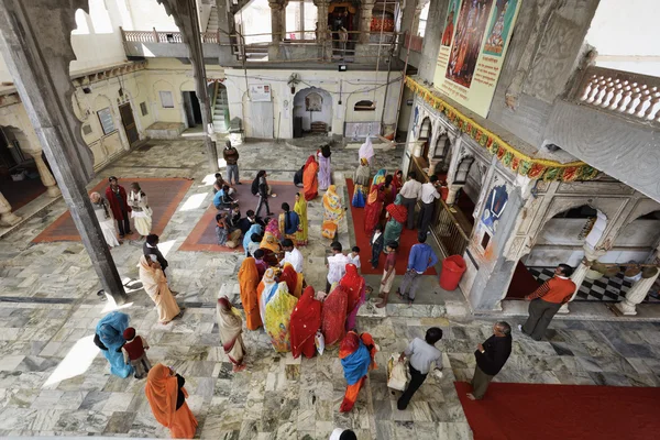 Indian people in a hindu temple — Stock Photo, Image