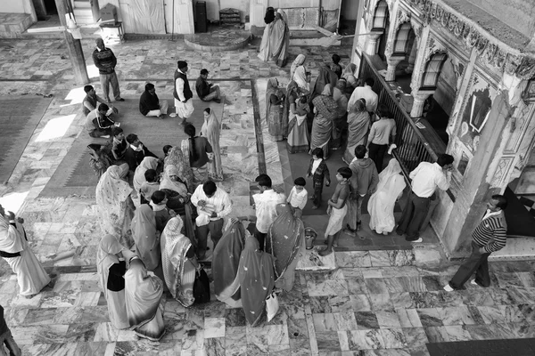 Indian people in a hindu temple — Stock Photo, Image