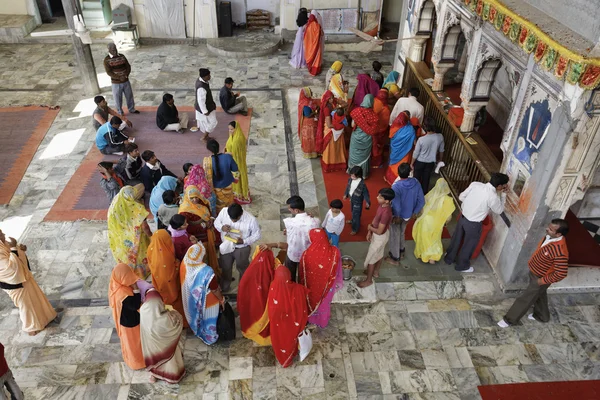 Indiska folket i ett hinduiskt tempel — Stockfoto