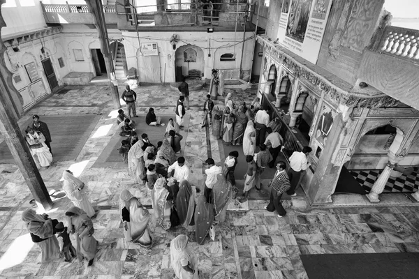 Povo indiano em um templo hindu — Fotografia de Stock