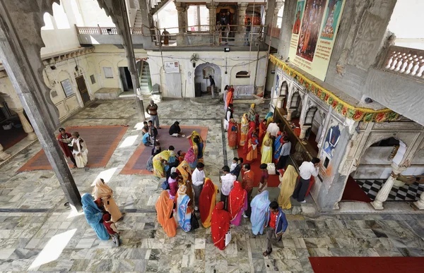 Indiska folket i ett hinduiskt tempel — Stockfoto