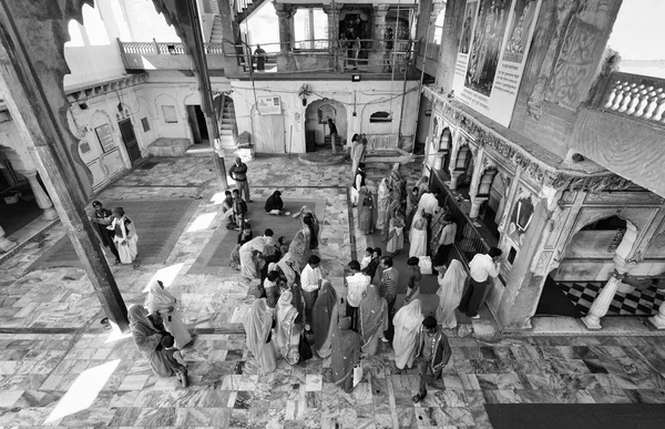 Индийцы в индуистском храме — стоковое фото