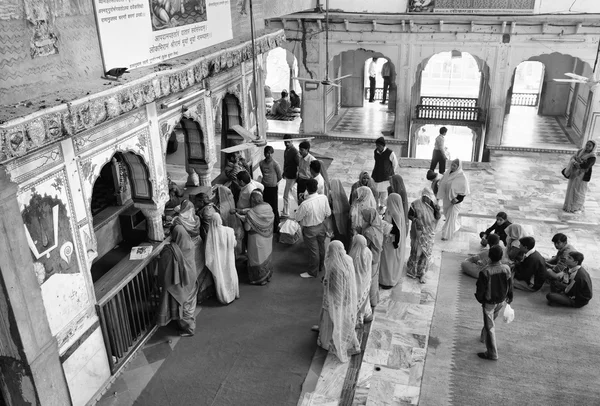 Indian people in a hindu temple — Stock Photo, Image