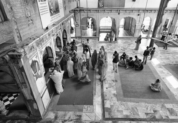 Indische mensen in een hindoe tempel — Stockfoto