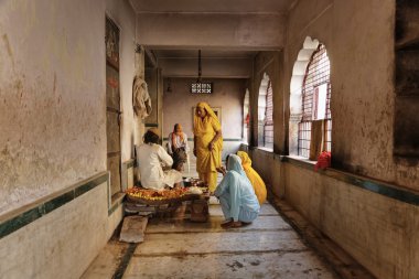 yaşlı adam Galta Hindu tapınakları