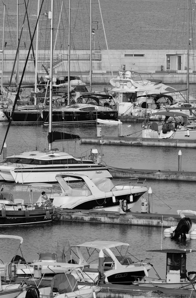 Lyxbåtar i hamnen — Stockfoto