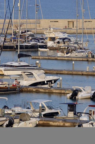 Luxusyachten im Yachthafen — Stockfoto