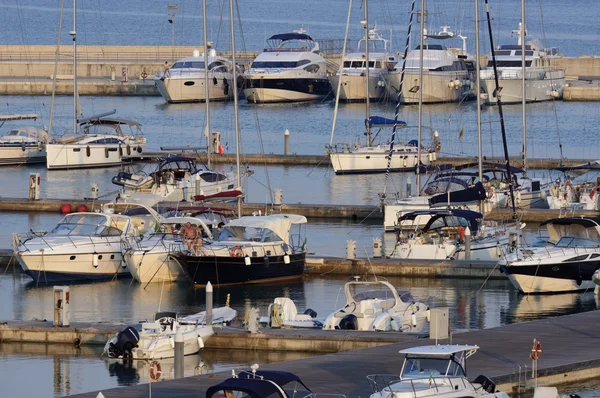 Yacht di lusso nel porto turistico — Foto Stock