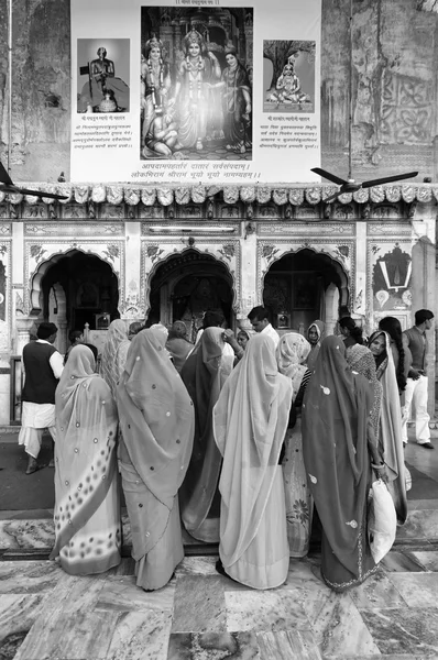 Indiska folket i ett hinduiskt tempel — Stockfoto