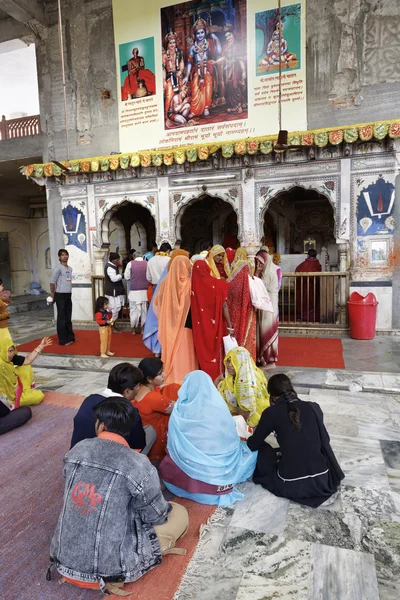 Indian people in a hindu temple — Stock Photo, Image