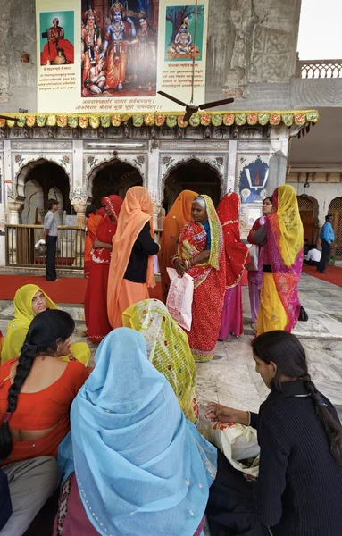 Indiska folket i ett hinduiskt tempel — Stockfoto