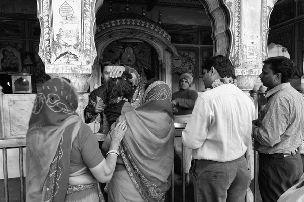 Peuple indien dans un temple hindou — Photo