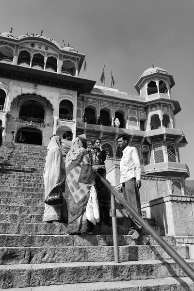 Indische mensen bij de ingang van een hindoe tempel — Stockfoto