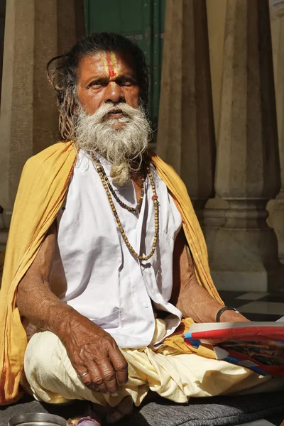 Alte indische Sadhu in einem hinduistischen Tempel — Stockfoto