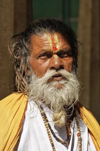 Alte indische Sadhu in einem hinduistischen Tempel — Stockfoto