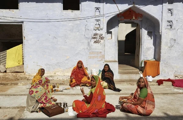 Indian women in a hindu temple — Stock Photo, Image