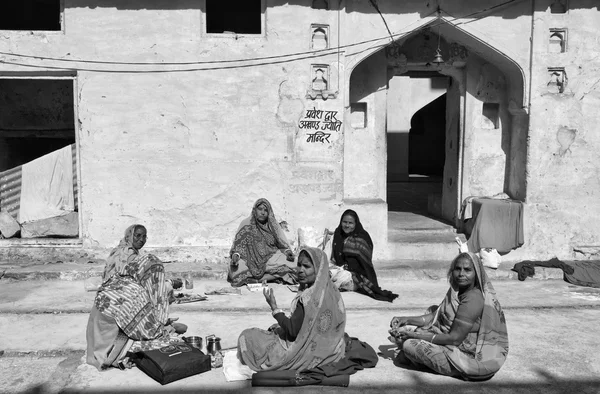 Indian women in a hindu temple — Stock Photo, Image