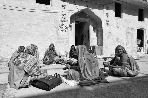 Indické ženy v hinduistický chrám — Stock fotografie