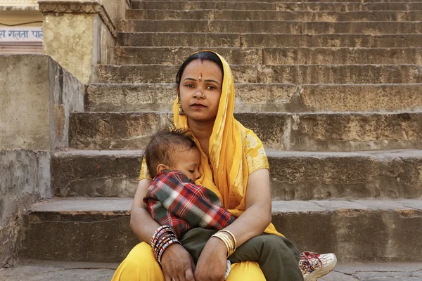 Fille indienne avec son enfant — Photo