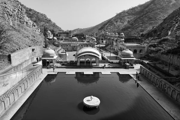 Människor på Galta hinduiska tempel — Stockfoto