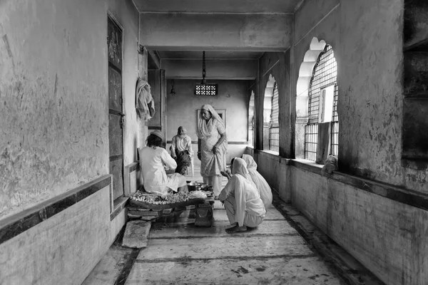 Yaşlı adam Galta Hindu tapınakları — Stok fotoğraf