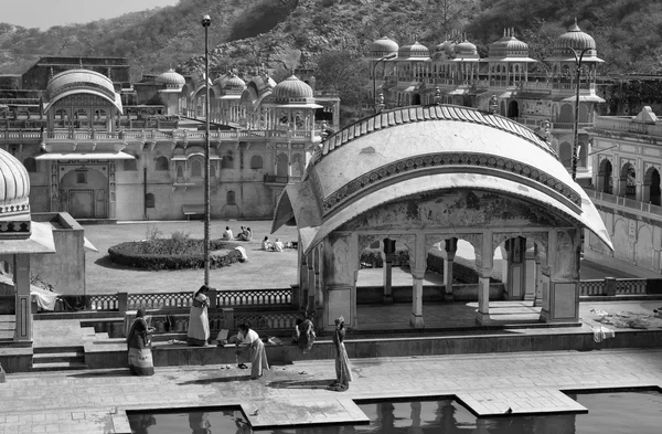 Människor på Galta hinduiska tempel — Stockfoto