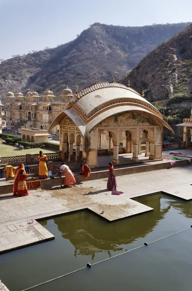 Menschen in Galta Hindu Tempeln — Stockfoto