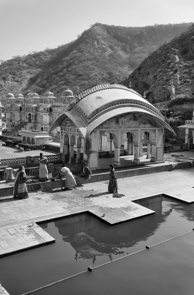 Människor på Galta hinduiska tempel — Stockfoto