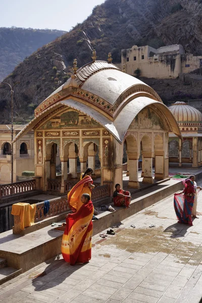 Menschen in Galta Hindu Tempeln — Stockfoto